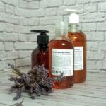 Парфюмированный гель для душа TABAC-VANILLE 300 мл, флакон с помповым дозатором; Аромат TABAC-VANILLE — ноты пряной ванили, сухого дерева и табака; Гель для душа TABAC-VANILLE — мужественность и уход